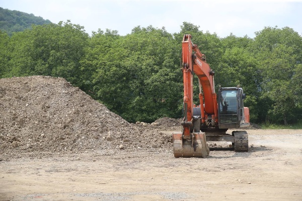 В Сунженском районе продолжается строительство нового здания Республиканской санаторно-лесной школы им. А. Чаниева.

Работы ведутся в рамках федерального проекта «Современный облик сельских территорий» госпрограммы «Комплексное развитие сельских территорий». 

Планы на 2025–2026 годы:

До конца 2025 года — несущие конструкции, кровля и коммуникации.

В 2026 году — внутренние отделочные работы, установка оборудования и благоустройство территории с футбольным, волейбольным и баскетбольным полями.

Новый интернат рассчитан на 120 мест. Учреждение будет доступно не только жителям Галашек, где проживает около 7 тысяч человек, но и детям из соседних населённых пунктов.
