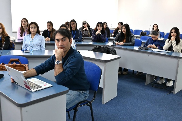 Настал четвертый день Осенней школы – день греческой культуры.

Участники посетили лекцию и узнали о культурном обмене между Понтийскими греками и русским народом, познакомились с программами изучения греческого языка, культурными мероприятиями и исследовательскими проектами, способствующими сохранению и развитию греческого наследия на Кавказе. 

День греческой культуры погрузил в атмосферу греческой духовности, традиций и гостеприимства, подарив ощущение связи времён и народов