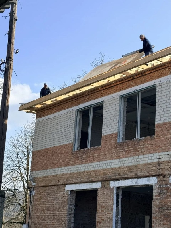 В рамках государственной программы «Развитие образования» начались работы по капитальному ремонту детского сада в с. Лескен.

На днях заместитель главы АМС Ирафского района Асланбек Гогаев совместно с начальником Управления образования Залимом Кабалоевым проинспектировали ход выполнения работ на объекте.

Подрядная организация - ООО «КАЙЗЕР» - приступила к выполнению контракта. В настоящий момент на объекте ведутся демонтажные работы.

В рамках капитального ремонта будут выполнены: замена кровли; замена всех инженерных сетей; замена оконных и дверных блоков; полная внутренняя отделка помещений.

Завершение всех работ запланировано на 30 ноября 2026 года. Ход ремонта находится на личном контроле администрации района.