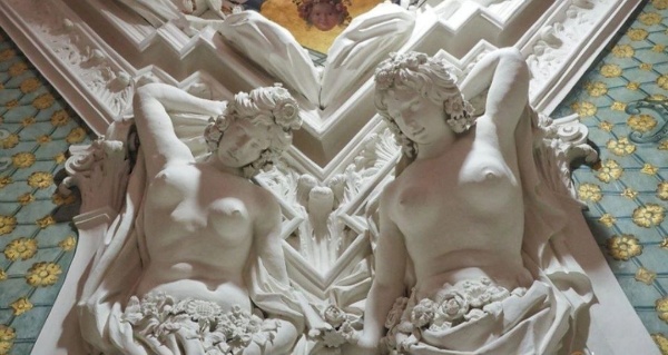 Государственный музей-заповедник "Петергоф" показал, как проходит реставрация во дворце "Монплезир", закрытом для посещения с 2023 года.

Сегодня там реставрируют живопись на плафонах и падугах, золоченые штукатурные профилированные тяги, паркет, кирпичную кладку стен, а также расчищают лепной декор потолков.

Построенный в голландских традициях дворец намечал лично император Петр I, - он сделал несколько набросков и утвердил планировку. Над строительством работали мастера раннего барокко - Андреас Шлютер, Иоганн Браунштейн, Жан-Батист Леблон и Николо Микетти.