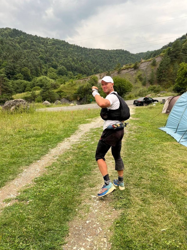 Caucasus Ultra Trail — грандиозное беговое событие, охватывающее четыре республики Северного Кавказа, стартовало.

Участников ждёт настоящий вызов: более 400 км горных троп, долин и перевалов, проходящих через Чечню, Ингушетию, Северную Осетию и Кабардино-Балкарию.

В ближайшие дни спортсменам предстоит преодолеть непростые участки маршрута в живописном Джейрахском районе Ингушетии. После чего они продолжат путь к финальной точке — Баксанской долине Кабардино-Балкарии, где запланирован финиш.

Спортсмены приехали из 50 городов и 20 регионов страны, и наш регион с радостью встретил гостей.

В рамках поддержки мероприятия Комитет по туризму Республики Ингушетия вручил памятные подарки — как символ гостеприимства и поддержки.