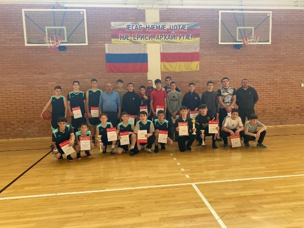 В Спортивно-оздоровительном комплексе с. Чикола по инициативе активистов «Движения Первых» состоялось первенство Ирафского района по баскетболу среди первичных отделений.

Турнир вызвал большой интерес у школьников и их наставников. За звание сильнейших боролись сразу шесть команд, каждая из которых продемонстрировала достойный уровень подготовки, командный дух и стремление к победе. Игры получились яркими, напряжёнными и по-настоящему захватывающими.