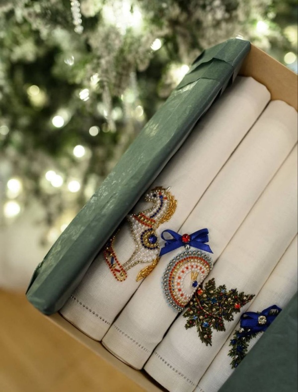 В декабре и январе в Особняке Мясникова на улице Восстания, 45 в Петербурге пройдет рождественский маркет "Волшебная страна грез".

Впервые первый этаж особняка будет посвящен ювелирному искусству Костромы - родины Снегурочки и ювелирной столицы России. Также для гостей будет открыта Красная гостиная на первом этаже, в которой пройдут мастер-классы и лекции об искусстве и моде.

Маркет от Особняка Мясникова, а отреставрированные интерьеры от команды "АСМ".