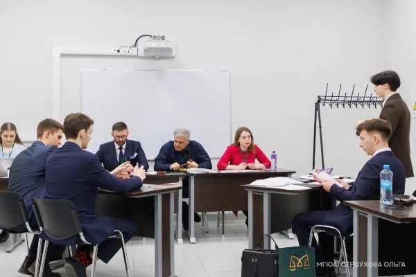 Команда ПГУ в финале Всероссийского конкурса «Модель уголовного суда».

На площадках МГЮА имени О.Е. Кутафина и МГУ имени М.В. Ломоносова прошёл III Всероссийский студенческий конкурс имени А.Ф. Кони «Модель уголовного суда», приуроченный к 160-летию первого процесса с участием присяжных в России. Конкурс объединил 32 команды и более 450 студентов юридических вузов страны.

В финальном этапе в Москве Институт юриспруденции и инжиниринга ПГУ представила команда KNº142 «Вердикт», успешно прошедшая строгий отбор экспертного совета и достойно выступившая наравне с ведущими вузами России. Участники работали с кейсами на основе реальных уголовных дел, а их выступления оценивали судьи, адвокаты и представители Генеральной прокуратуры РФ.