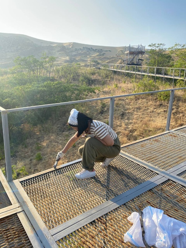 Председатель ППОС ПГУ, победительница Стипендиального конкурса Фонда Потанина, Кучерова Аюна приняла участие в волонтёрской смене Школы Фонда В.Потанина.

Школа Фонда – ежегодное мероприятие, целью которого является усиление долговременных позитивных изменений и повышение личной социальной ответственности.

На протяжении смены в государственном заповеднике «Дагестанский» волонтёры благоустраивали территорию заповедника: красили настил и перила экотропы, убирали Соколиный центр, проводили экскурсии и мероприятия для посетителей.

Помимо работы, участники познакомились с природой и культурой Дагестана. Также в  особую программу смены вошли вечера настольных игр, рассветы и закаты на Сарыкумских барханах, мастер-классы по кавказским танцам, знакомство с национальной кухней народов Дагестана.

Эта смена стала примером того, как совместными усилиями можно сохранять и развивать природное и культурное наследие.
