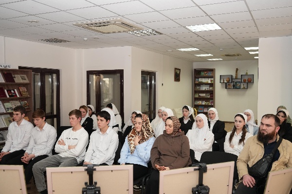 В ГБУ «Национальная библиотека Чеченской Республики им. А.А. Айдамирова» прошла лекция-выставка, посвящённая башенной архитектуре и значению петроглифов в культурном наследии Чеченской Республики. Мероприятие было организовано специалистами ГБУ «Аргунский музей-заповедник» совместно с экспертами комплексного научно-исследовательского института им. Х. И. Ибрагимова Российской академии наук при поддержке администрации библиотеки.

Собрание под названием «Читаем по камням» собрало учащихся старших классов, которым эксперты рассказали о бешенной архитектуре региона, её историческом контексте и художественной ценности. Уникальность петроглифов, как культурного и исторического наследия, была освещена в рамках презентации, где внимание уделялось не только их внешнему виду, но и значению для изучения прошлого чеченского народа.

Арт-лекция проходила в формате открытого диалога. Учащиеся активно задавали вопросы, делились своими мнениями и находили общее понимание тем, обсуждая роль искусства в освещении исторических событий. Это мероприятие стало важным шагом в формировании культурной осведомленности молодежи и укреплении связей между прошлым и настоящим.