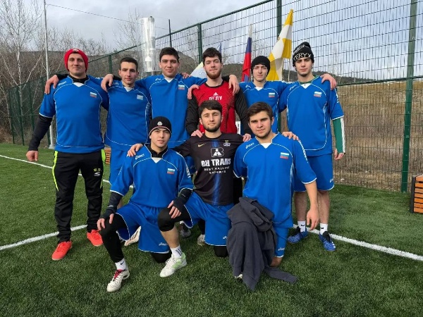 Сборная ПГУ по футболу – победители кубка главы г. Кисловодска

25 января в честь празднования Дня студента был организован первый фиджитал-турнир главы города Кисловодска, в котором сборная университета одержала яркую победу, а также команда СПО ИЮиИ и ИРГЯИиГТ заняла 4 место. 

В соревнованиях приняли участие восемь команд из разных учебных заведений Ставрополья, что сделало турнир масштабным и конкурентным. Сборная продемонстрировала высокий уровень подготовки, сплочённость и волю к победе, уверенно завоевав первое место.