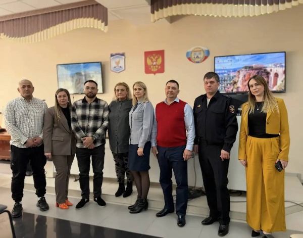 В Институте юриспруденции и инжиниринга прошло воспитательно-профилактическое мероприятие, посвящённое формированию у студентов устойчивого иммунитета к аддиктивному поведению. Участники обсудили психофизиологические причины зависимостей и серьёзные правовые последствия употребления запрещённых веществ.

Эксперты правоохранительных органов и специалисты по работе с зависимостями рассказали о реальных рисках, мифах и путях помощи, подчеркнув важность комплексной поддержки и осознанного выбора.

Такие встречи помогают студентам формировать ответственное отношение к своему будущему и делать выбор в пользу здоровой и безопасной жизни.