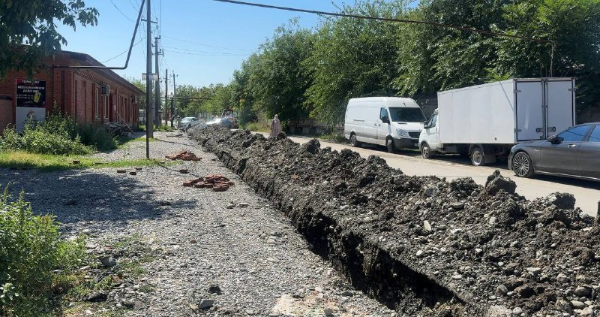 В Сунже меняют старый водопровод.

Более 300 метров старой железной трубы на улице Выгонная заменят на новую полиэтиленовую диаметром 110 мм. 

Это часть программы по обновлению сетей водоснабжения, цель которой – повысить качество воды для всех жителей.

Работы планируют завершить в течение недели.