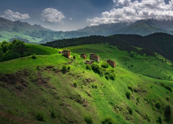 "АСМ Групп" продолжает работы по выявлению неучтенных исторических построек на территории горной Ингушетии и внесению их в создаваемую компанией при полной поддержке Благотворительного фонда "САФМАР" - Единую электронную базу памятников Ингушетии. Постройки, обладающие признаками объектов культурного наследия, также должны быть внесены в Реестр объектов культурного наследия Ингушетии для их юридической и фактической защиты.

Команда "АСМ Групп" закончила работы по изучению и выявлению построек и стел на Башенном комплексе "Кост". В существующем реестре находятся 46 объектов культурного наследия, включая башни, склепы и стелы. Специалисты "АСМ Групп" выявили на комплексе "Кост" еще 64 исторических памятника, обладающих признаками объектов культурного и археологического наследия, среди которых - уникальные башни, склепы и стелы.

"АСМ Групп" направило в Комитет по охране объектов культурного наследия Ингушетии 64 заявления о включении выявленных объектов в Реестр вновь выявленных объектов культурного наследия Ингушетии. Надеемся, что в течение 90 рабочих дней еще 64 объекта юридически станут выявленными объектами культурного наследия Российской Федерации и займут свое достойное место среди других уникальных памятников страны. "АСМ Групп" готово оказать всю дополнительную необходимую помощь, чтобы юридически защитить башни, склепы и стелы Башенного комплекса "Кост".