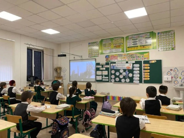 Учебная неделя в ГБОУ «СОШ №5 с.п. Сурхахи» началась с занятия «Разговоры о важном», посвященного теме «Заводы России».

В ходе занятия школьники познакомились с ролью современной промышленности, её достижениями и значением для экономики страны.

Особое внимание было уделено вопросам технологического развития, уважения к труду и значимости инженерных и рабочих профессий.

Содержание занятия было адаптировано с учетом возраста учащихся: от знакомства с базовыми понятиями для младших классов до обсуждения перспектив профессионального самоопределения — для старшеклассников.