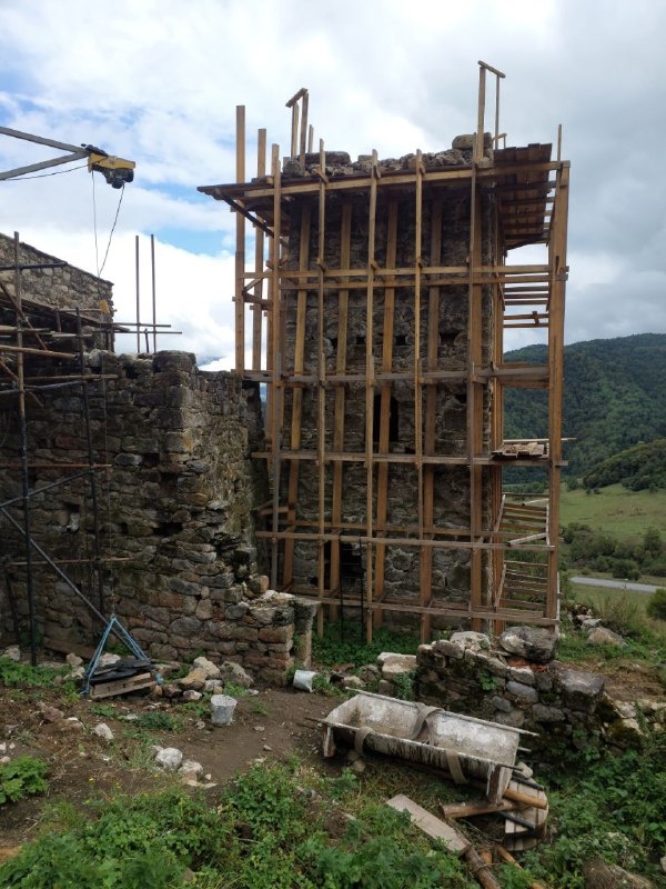 Specialists of "ASM Group" together with the Jeirakh-Assinsky Museum-Reserve carried out the author's supervision of restoration works at the tower complexes "Pui", "Keli", "Doshkhakle" and "Tumgi" in mountain Ingushetia. Different contractors, different complexity of historical towers, different degree of accidents, different quality of work and, accordingly, different comments or their absence.