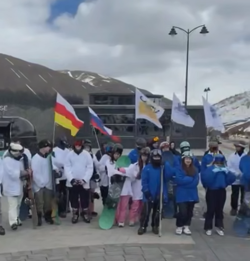 На курорте прошло торжественное открытие студенческого спортивного клуба СОГУ «Алания». 

В церемонии приняли участие представители университета, спортивного сообщества и почётные гости, среди них — Тамерлан Тменов, пятикратный чемпион Европы по дзюдо. 
С открытием клуба студентов также поздравила Ольга Петрова, замминистра науки и образования РФ. 

С высоты 2950 м стартовали массовым спуском: дымовые шашки и флаги сделали трассу настоящей праздничной сценой.