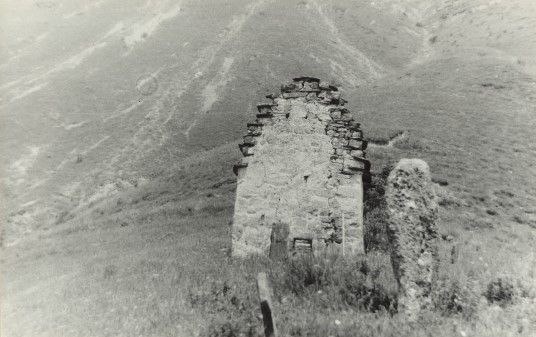 The Institute of Archaeology of the Russian Academy of Sciences handed over to the historians of “ACM Group” the archaeological reports of M.B.Muzhukhoev of 1978, which, in addition to unique archaeological data and information, contain quite a lot of photographs of tower complexes of Ingushetia. The photo shows the crypts of the Dukhurgisht tower complex before restoration in the XXI century.