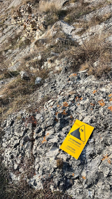 Знак «Осторожно! Крутой склон»