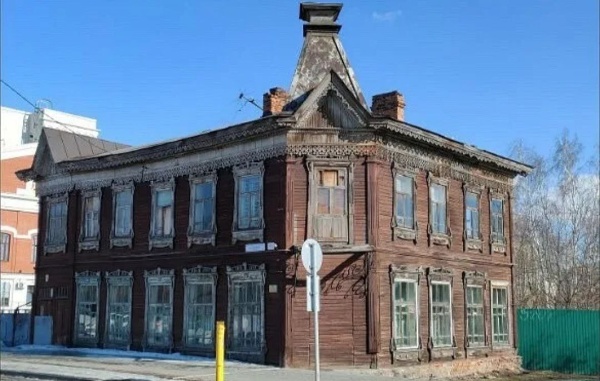 Барнаул готовится к реставрации одного из своих архитектурных символов. Объект культурного наследия регионального значения "Дом Казакова" на улице Пушкина притягивает внимание своей простотой и одновременно изяществом - два этажа из дерева, украшенные кружевными наличниками, угловая башенка, которую когда-то венчала кованая решетка, украшенная символами из треугольников и полумесяцев. 

Недавно перешедший в частные руки особняк ожидает комплексная реставрация и приспособление под функции, которые пока держатся в секрете.