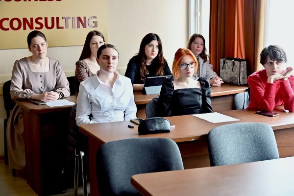 «Инновационный потенциал университетской молодёжи - 2026».

В ПГУ подвели итоги второго этапа ежегодного смотра-конкурса научно-инновационных проектов «Инновационный потенциал университетской молодёжи». Более 100 студенческих практико-ориентированных разработок прошли отбор и были представлены в 9 тематических секциях.

Главной тенденцией этого года стал междисциплинарный подход, в рамках которого гуманитарные проекты гармонично дополнялись использованием цифровых технологий и инструментами искусственного интеллекта.