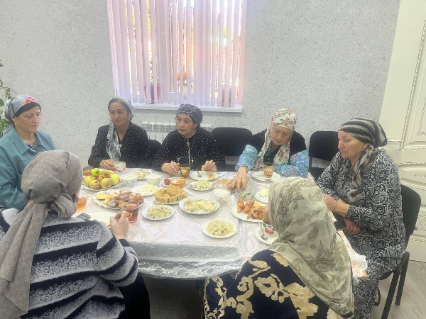 В Доме культуры с.п. Ляжги прошел вечер отдыха на тему «Семейные ценности ингушского народа». Гостями вечера стали работники и учащиеся начальной школы. 

Харсиева Радимхан и Оздоева Эсет, которые пришли на мероприятие с внуками, поделились своими семейными традициями, рассказали о том, как изменились с их детства ингушские семейные традиции и обычаи, почему это происходит, что осталось прежним. 

Учителя провели с детьми познавательную беседу о традиционных семейных ценностях ингушей, их роли в сохранении культурного кода, и важности их передачи из поколения в поколение. Ученики вспоминали ингушские легенды, в которых упоминаются семейные традиции и обычаи, отгадывали загадки, повторяли пословицы о семье.

После беседы, следуя традиции гостеприимства, работники Дома культуры пригласили гостей к столу, где было подготовлено застолье. Они рассказали детям о традиции рассадки гостей и культуре поведения за столом. Встреча проходила в тёплой дружественной обстановке, за чашкой чая.