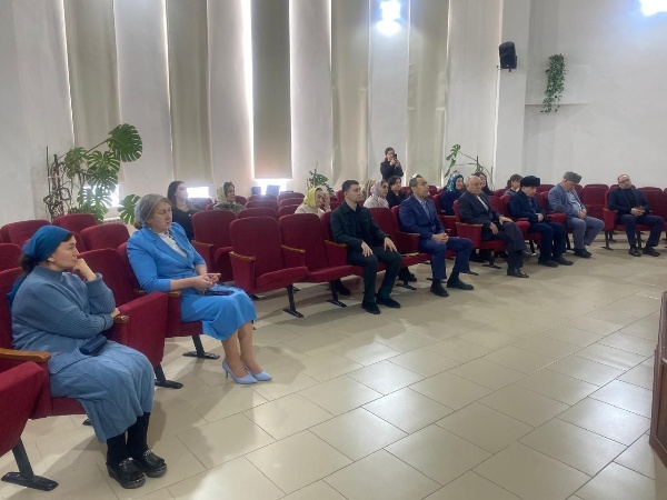 Сегодня, 20 января руководитель Комитета государственной охраны объектов культурного наследия Т.У. Кодзоев на заседании коллегии подвел итоги прошедшего года и определил задачи на 2026 год.

На мероприятии также присутствовали директор ИнгНИИ гуманитарных наук им. Ч.Ахриева Д.Э. Оздоев, руководитель Археологического центра им. Е.И. Крупнова М.Х. Мальсагов, и.о. директора Джейрахско-Ассинского музея-заповедника А.А. Сампиев, сотрудники подведомственных организаций.

Одним из важнейших направлений государственной политики республики Тимирлан Умарович обозначил сохранение и защита историко-культурного наследия Республики Ингушетии. 

Руководитель Комитета назвал цифры сколько всего выявленных  ОКН в республике, сколько из них состоят в Едином государственном реестре объектов культурного наследия  народов Российской Федерации и сколько из них федерального значения, регионального значения и местного (муниципального) значения.

"В 2025 году в Джейрахском районе велись работы по сохранению ОКН (ремонт, реставрация, консервация, противоаварийные работы), начатые в 2023 году благодаря договоренности Главы Республики Ингушетия М. М. Калиматова и основателя благотворительного фонда «Сафмар» известного мецената М. С. Гуцериева.

За указанный период проведены работы в отношении 12 архитектурных комплексов и отдельных памятников: «Вовнушки», «Нижний Пуй», «Кели», «Лялах», «Тумги», «Гарак», «Верхний Хайрах», «Эбан», «Фуртоуг», «Цори», «Тумги», «Дошхакле». Начаты работы по комплексному восстановлению ОКН федерального значения Храма «Тхаба-Ерды». Завершены работы по укреплению Храма с наружной и внутренней сторон, с целью обеспечения безопасности при проведении археологических и реставрационных работ. На архитектурном (замковом) комплексе «Вовнушки» также начаты восстановительные работы с проведением первоочередных работ по усилению скального основания. Из указанных архитектурных комплексов, восстановительные работы полностью завершены на 6-ти комплексах, которые в своем составе имеют 63 ОКН.

В рамках деятельности по государственному учету и постановке на охрану объектов культурного наследия, обладающих признаками объектов культурного наследия в Комитет государственной охраны объектов культурного наследия Республики Ингушетия поступило более около 900 заявлений о включении тех или иных ОКН в реестр, входящих в состав 36 архитектурных комплексов».