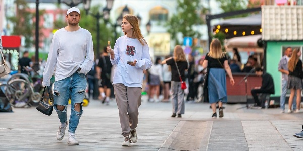 Мостуризм начинает бесплатные экскурсии в рамках проекта «Лето в Москве»

В рамках проекта «Лето в Москве» Комитет по туризму (Мостуризм) подготовил бесплатные экскурсии в сопровождении аттестованных гидов, которые любят столицу и ее историю. Познавательные прогулки будут проходить каждые выходные начиная с 14 июня. Участникам предложат три маршрута по центральным площадям, улицам и бульварам столицы. Регистрация на экскурсии доступна на портале Russpass с 11 июня.

Первый маршрут включает известные места от Цветного бульвара до Лубянской площади. Участники прогуляются по Кузнецкому Мосту и Неглинной улице, заглянут в секретные уголки и переулки, по которым ходили знаменитые поэты и писатели.

Второй маршрут проведет гостей от Гоголевского бульвара до Пушкинской площади. В него войдут московские бульвары и окрестности Поварской и Патриаршей слобод. Экскурсанты увидят храм, где венчались Александр Пушкин и Наталья Гончарова, услышат рассказ о истории этих мест, поговорят о поэтах Серебряного века, попробуют разобраться в особенностях стиля модерн и узнают, что принято называть готическим архитектурным чудом.

Третья экскурсия начнется на Чистых прудах и закончится на улице Лубянке. Участники услышат рассказы о самых щедрых и скупых купцах XIX века, а также узнают, где, по версии писателя и знатока старой Москвы Владимира Гиляровского, можно увидеть их привидения. Основная часть исторической прогулки пройдет по Мясницкой — главной чайной улице столицы. «Чай не пьешь — откуда силы?» — гласил рекламный слоган чаеторговцев Перловых, которые подарили горожанам самый роскошный торговый центр XIX века. Его называли Чайным домом, Китайской шкатулкой и Восточной сказкой. Торговый центр можно будет разглядеть со всех сторон, попробовать разные сорта ароматного напитка и сфотографировать драконов на фасаде.

В Москве ежедневно проходит около 500 экскурсий. Столичный Комитет по туризму комплексно поддерживает экскурсионное сообщество города. Москва проводит аттестацию экскурсоводов и гидов-переводчиков в удобном онлайн-формате, а также приглашает представителей отрасли на экскурсии в уникальные городские объекты, закрытые для широкого доступа. Именно гиды формируют первые впечатления о столице у туристов. Для популяризации профессии также проводят конкурс «Покажи Москву!».