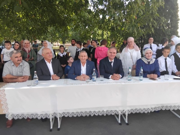 Acting Director of the Dzheyrah-Assinsky Museum-Reserve Sampiev A. A. and Deputy Director Malsagov I. H. attended a festive event in GBOU "SOSH 8 Nazran, dedicated to the Day of Knowledge!

In his parting speech, Sampiev A.A. congratulated the students and the entire teaching staff on the beginning of the academic year!
I wish them that the New academic year will bring them a lot of new knowledge, interesting discoveries and great achievements! So that children learn only perfectly and always be the pride of their parents!

The staff of the museum-reserve, in turn, joins all the congratulations addressed to them and also wish all schoolchildren to study, study and study again, and use the acquired knowledge effectively in life!!!