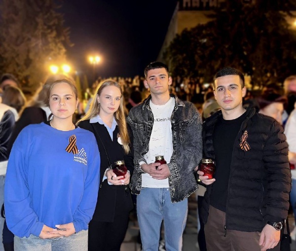 Студенты и преподаватели ПГУ стали участниками Всероссийской акции «Свеча Памяти».

В преддверии празднования Дня Победы возле администрации города Пятигорска зажглись сотни свечей в честь героев, которые не вернулись с полей сражений, отдав жизнь за Родину.