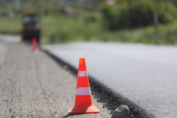 В Назрани началось обустройство тротуара к Ингушскому политехническому колледжу им. Арапиева.

Работы начались после того, как администрации города удалось достичь договорённости с владельцами прилегающих участков о переносе части ограждений для расширения пешеходной зоны.

Завершить работы планируется до конца ноября.

Ранее с просьбой обустроить безопасный путь к колледжу к градоначальнику обратились общественники Насыр-Корта и директор учебного заведения А. Арапиев.

Проект реализуется в ответ на многочисленные обращения жителей и направлен на повышение безопасности и удобства дорожной инфраструктуры города.