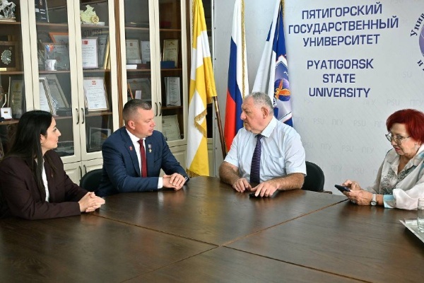 Valerievich Arturov, Chairman of the Board of the All-Russian Public-State Movement of Children and Youth "Movement of the First," visited PSU.

As part of the visit, a meeting was held with PSU Rector Alexander Pavlovich Gorbunov and the Rector's Advisor for Educational Work and Youth Policy, Elvira Dmitrievna Kondrakova. The participants discussed cooperation between the university and the "Movement of the First," as well as prospects for joint work in the area of ​​youth education and development.

Artur Valerievich also visited the Patriotic Education Center, the L.K. Klenevskaya PSU History Museum, which celebrates its 25th anniversary this year. He attended a presentation, "Milestones of the Era in Faces and Fates," dedicated to the history of the university and the people associated with its development.