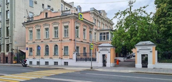 Особняк на улице Большая Полянка стал объектом культурного наследия.

Главный дом и флигель усадьбы XIX века включили в Единый государственный реестр объектов культурного наследия. Усадьба принадлежала князьям Барятинским, в 1793 году ее вместе с соседним участком приобрел статский советник Михаил Безсонов. До 1812 года здесь стоял деревянный главный дом с портиком, фланкированный двумя флигелями. Южный каменный флигель пережил пожар 1812 года и сохранился до наших дней. В начале ХХ века здесь работал санаторий, где Сергей Есенин проходил водолечение, общался с пациентами и персоналом и даже устраивал поэтические вечера.

В начале этого года специалисты "АСМ Групп" осмотрели особняк и сегодня готовы продолжить исследовательские и проектные работы.