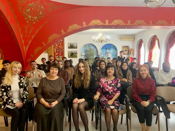 В Центре международного образования ПГУ прошла встреча с иностранными студентами, посвящённая вопросам безопасного проживания в России и соблюдению законодательства.

Эксперты рассказали о мерах противодействия экстремизму и терроризму, разъяснили основные положения антитеррористического законодательства и напомнили о важности взаимного уважения между представителями разных культур.

Такие встречи помогают студентам адаптироваться, понимать правила жизни в России и сохранять атмосферу доверия и толерантности.