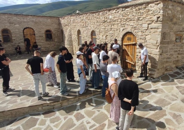 Село Хой — одно из древнейших горных поселений Чечни, расположенное недалеко от Итум-Кали, на высоком плато с захватывающим видом на ущелья и хребты. Это место хранит в себе вековые традиции, уникальную архитектуру и дух горской истории.

Экскурсия в Хой — это не просто путешествие в горы. Это возможность прикоснуться к истории, почувствовать атмосферу прошлого и глубже понять культуру чеченского народа.