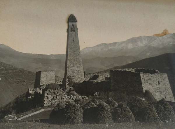 Государственный исторический музей Москвы передал историкам "АСМ Групп" уникальные фотографии башенного комплекса Лейми в горной Ингушетии, сделанные экспедицией Е.Шиллинга.