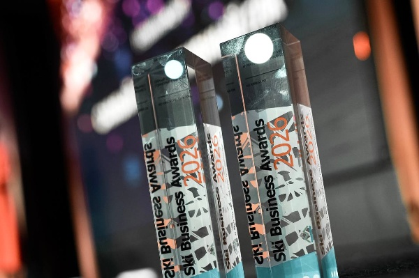 «Эльбрус» и «Мамисон» взяли премии SKI BUSINESS AWARD.

Курорты под управлением института развития Кавказ.РФ стали лауреатами профессиональной горнолыжной премии SKI BUSINESS AWARD. «Эльбрус» признан победителем в номинации «Самый спортивный туристический комплекс», «Мамисон» получил награду за «Лучшее продвижение и рекламную кампанию ГЛК». Награждение прошло в рамках «Форума туристических территорий» — главного события года в горнолыжной отрасли страны. Форум проходит с 28 по 29 октября в Москве.

«Мы сами по-настоящему гордимся спортивным направлением на „Эльбрусе“ и растущей популярностью „Мамисона“ как арт-курорта, поэтому признание экспертов особенно ценно для нас, ведь подтверждает, что стратегический курс на развитие двух курортов выбран правильно», — отметил заместитель генерального директора Кавказ.РФ Рустам Тапаев.

Номинация «Самый спортивный туристический комплекс» отражает статус «Эльбруса» как всесезонной тренировочной и соревновательной площадки по горным лыжам, сноуборду, фрирайду, фристайлу, ски альпинизму и скайраннингу, горному бегу. В числе главных событий спортивного сезона на курорте традиционно проходят этапы российской серии FWT Qualifier и Кубка России по фрирайду, всероссийские юношеские соревнования «Приз Эльбруса», фестивали Red Fox Elbrus Race, Alpindustria Elbrus Race, «Скалы России». Тренировки горнолыжников на леднике Гарабаши проходят на высоте 3800–4000 метров и продолжаются вплоть до августа. Ежегодно курорт принимает на тренировки больше 15 000 профессиональных спортсменов-горнолыжников из 30 регионов России и нескольких зарубежных стран.

«Мамисон», для которого предстоящий сезон станет дебютным в качестве горнолыжного курорта, за неполных два года работы уже успел сформировать имидж перспективной арт-площадки, сделав ставку на культурные события: самыми заметными из них стали арт-фестиваль в Лисри, открытие выставочного пространства современного искусства в инфоцентре курорта, арт-резиденция для художников, выставка монументальной скульптуры под открытым небом, проект «Мастерская медленной жизни», ярмарки локальных мастеров. Осенью 2026 года курорт расширил событийную линейку, став площадкой для первого горного фестиваля юмора со стендап-выступлениями звезд кавказской сцены.