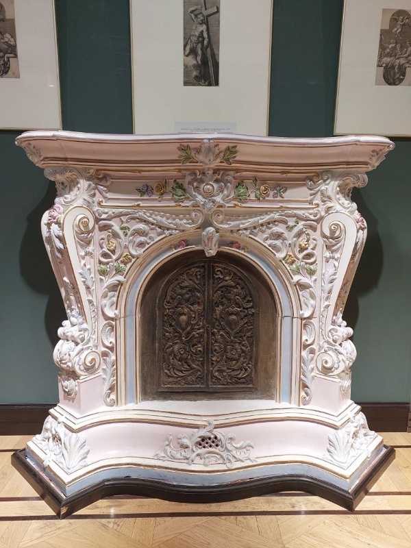 Государственный музей изобразительных искусств Республики Татарстан в центре Казани, имеет кроме роскошной экспозиции и вполне симпатичные печи и камины, украшающие интерьеры.