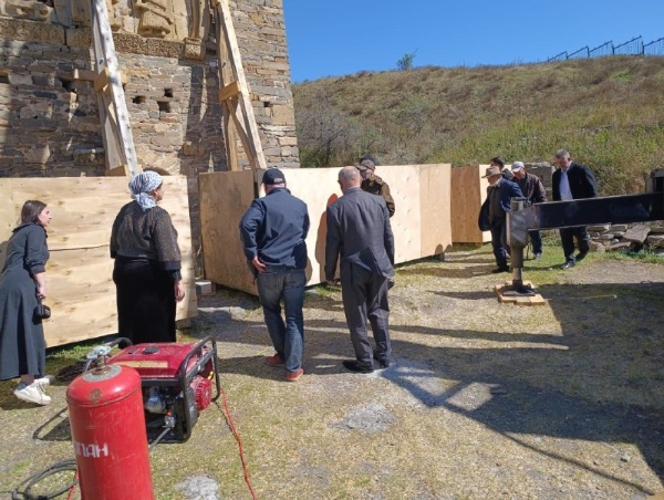 24 сентября руководитель Комитета государственной охраны объектов культурного наследия Т. Кодзоев совместно с представителями общественного совета и и.о. директора музея-заповедника А. Сампиевым совершили инспекционную поездку к храму «Тхаба-Ерды» и к башенному комплексу «Вовнушки», где ведутся укрепительно-подготовительные работы перед началом восстановительных и  реставрационных работ .

Напомним, что оба исторических памятника находятся в критическом состоянии и для предотвращения их дальнейшего разрушения нуждаются в срочных противоаварийных работах.                  

Инспекционная поездка была совершена в рамках плана работ по надзору и контролю за проведением реставрационных, консервационных и противоаварийных работ по сохранению историко-архитектурных объектов на территории музея-заповедника. Её цель — предотвратить возможные нарушения и, в случае их выявления, своевременно информировать вышестоящие организации.
