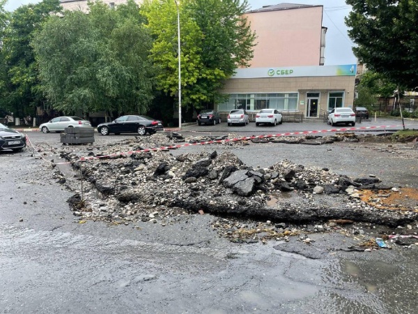 В рамках партпроекта «Городская среда» партийный десант «Единой России» проверил общественные территории г. Назрань.  

В инспекционном выезде приняли участие: руководитель Регионального исполкома Ибрагим Картоев, член Генсовета, секретарь МО партии в г. Назрань Юсуп Богатырев, региональный координатор партпроекта «Городская среда» Зарема Оздоева и депутаты Городского совета г. Назрань.  

Партийцами был проведен мониторинг следующих территорий: аллея по пр. Базоркина напротив МКД №8; прилегающая территория амбулатории по ул. Дидигова в Насыр-Кортском административном округе г. Назрань и улица Цечоева в Центральном административном округе г. Назрань- Центр-Камаз.  
Работы на обозначенных  территориях только начаты. Участники выезда обсудили с подрядчиком дальнейшие шаги по улучшению городской среды, включая планы по ремонту дорог, установке уличного освещения и обустройству зоны отдыха по улице Дидигова.  

Реализация проекта «Городская среда» — создание комфорта.
