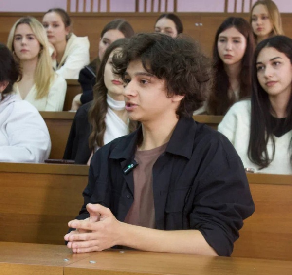 Во втором выпуске ток-шоу «Молодёжь спрашивает – мы отвечаем!», инициированном Центром сохранения и укрепления традиционных российских духовно-нравственных ценностей ПГУ, студенты обсудили, что такое семья и какую роль она играет в нашей жизни.

«Семья – основа человека и общества. Крепкая семья – опора Родины!» – Ирэна Герейханова.

Гости рассказали о поддержке семей, традиционных ценностях и важности разговоров о семье с молодёжью. Опрос показал: молодые люди ценят традиции и семейные ценности.