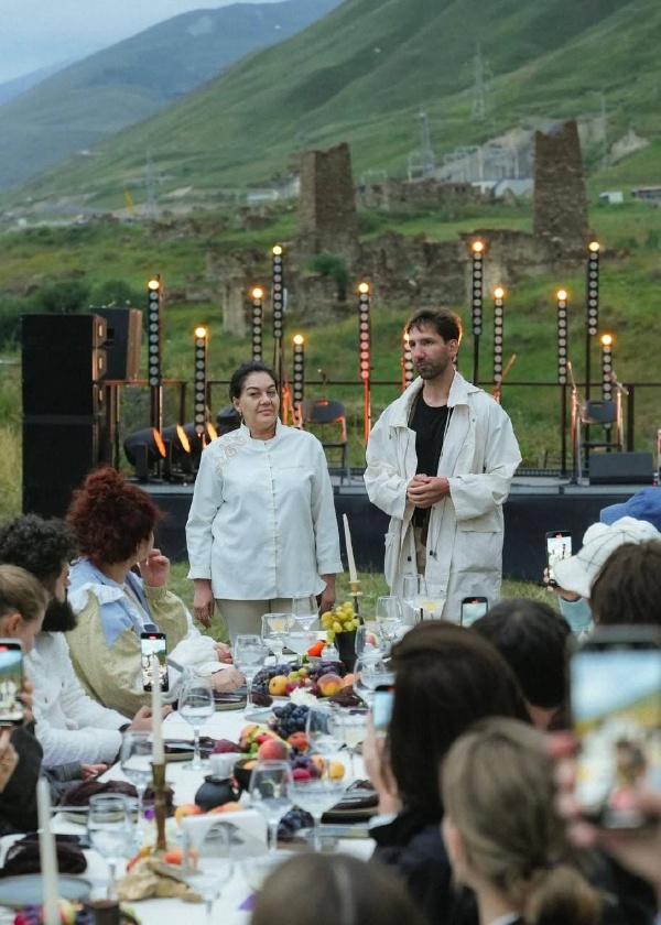 На «Мамисоне» состоится кулинарный мастер-класс в рамках «Мастерской медленной жизни». Его проведет Марина Козонова — шеф ресторанов Mercada Group («Хохаг», «Хидикус Аул»). Автор всех гастроужинов на Мамисоне. 

Марина Козонова постоянно пробует новое, загорается идеями и тут же превращает их в проекты. С ней кухня — это живой процесс, а не отработанный сценарий. В планах — тотальное замедление: работа с огнём, готовка в тишине, выбор качества вместо скорости. 

Каждый гость сварит своё авторское зелье — ягоды в отваре из горных трав. На улице на огне будет приготовлена форель. На десерт наполеон.