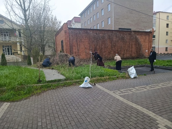 11 апреля 2026 года сотрудники Джейрахско-Ассинского музея-заповедника и Комитета государственной охраны объектов культурного наследия Республики Ингушетия вышли на совместный субботник прилегающих офисных территорий г. Магаса.

Сотрудники провели уборку на газонах за зданием, очистили от мусора и прошлогодней листвы, прилегающие к офисному зданию улицы.  

В результате проведенных мероприятий, была очищена территория офисного здания, расположенного на ул.Борова от бытового мусора, сухих деревьев и прошлогодней листвы, которые были собраны и вывезены в специально отведенное место.

Руководитель музея-заповедника А.А. Сампиев поблагодарил всех участников мероприятия, а также добавил, что в течении текущего месяца будут проведены еще субботники, в том числе, и в горных местностях.
