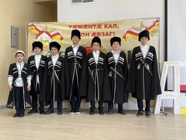 В рамках реализации национального проекта «Семья» и ежегодной Недели осетинского языка педагоги и ученики школ Ирафского района провели цикл мероприятий, приуроченных ко Дню осетинского языка, который является носителем культурного кода осетинского народа, и содержащего в себе как традиционные, так и семейные ценности.

Со сцены звучали стихи и проза осетинских авторов. Юные таланты поразили глубиной проникновения в образы, артистизмом и искренней любовью к литературе.
Особый отклик вызвали встречи с людьми, для которых осетинский язык - дело жизни. В фонды школьных библиотек были переданы книги на родном языке.

Самые маленькие жители района также активно включились в празднование: в их исполнении звучали песни, стихи, театрализованные постановки по мотивам народных сказок и Нартовского эпоса.