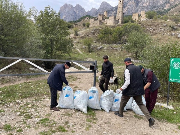 Сотрудники музея-заповедника провели субботник на территории древнего комплекса "Эгикал" и по руслу реки "Аьги-хи". 

Было собрано и вывезено около двадцати мешков мусора. 