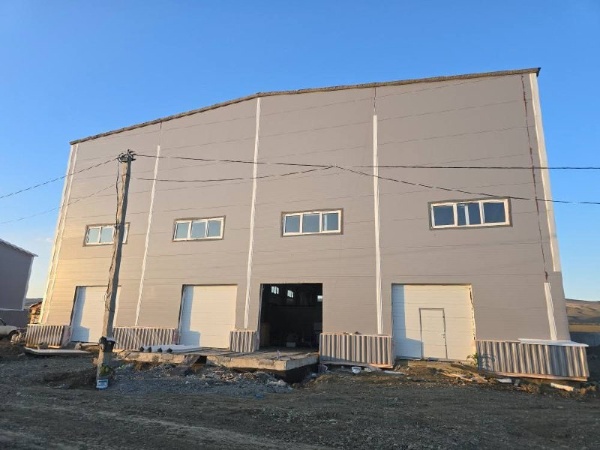 В Сунже строят современные очистные сооружения.

Работы идут с опережением графика.

Что уже сделано в 2025 году:
Монтаж технологического оборудования;
Укладка напольной плитки;
Монтаж отопления и канализации;
Работы в производственном корпусе.

Что идет сейчас:
Кровельные работы;
Укладка канализационного коллектора;
Прокладка инженерных сетей;
Монтаж сэндвич-панелей здания доочистки;
Устройство приямка;
Монтаж оборудования денитрификатора-аэротенка.

На объекте задействованы 34 работника и 6 единиц техники.

Новые очистные сооружения решат проблему водоотведения и очистки сточных вод.