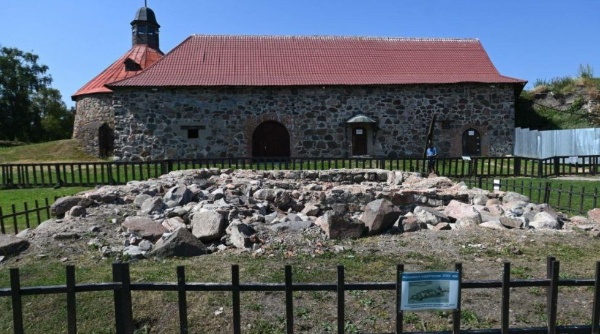 В Ленинградской области начались масштабные реставрационные работы в крепости Корела.

В рамках первого этапа специалисты будут работать в Круглой башне, Северо-Западной и Юго-Западной куртинах, Клок-бастионе, Старом арсенале, Пороховом погребе и Кавальер-бастионе. На втором этапе предстоит восстановить Юго-Восточную и Северо-Восточную куртины, Басту-бастион, Новый арсенал и Тенали с воротами. На время реставрации музей-крепость закрывать не будут.