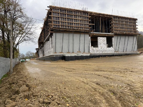 В с.п. Галашки продолжается строительство школы-интерната на 120 мест.

На объекте строители ведут следующие работы: монтаж железобетонного каркаса, кладку стен из газоблоков и кирпича, подготовку основания спортивной площадки.

На объекте задействованы около 40 человек и 6 единиц техники.

О проекте:
Строительство начато в марте 2024 года. Сметная стоимость — 494 млн рублей. В здании расположатся учебные классы, спортивный и актовый залы, музей, медицинский блок, библиотека и жилые комнаты.