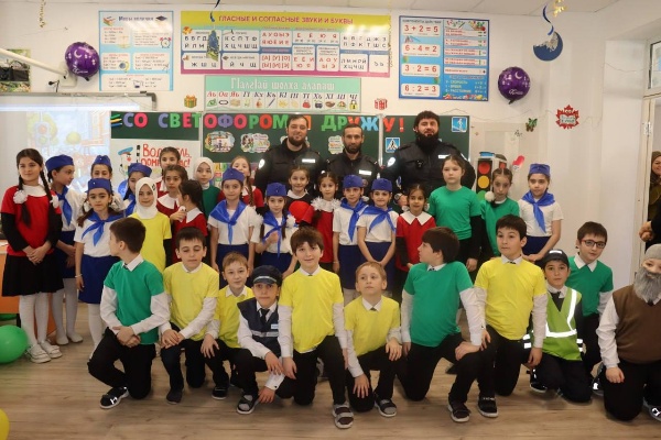 В школе №3 города Назрани прошёл открытый урок по правилам дорожного движения.

В мероприятии приняли участие представители Госавтоинспекции и администрации города.

Для школьников провели интеллектуальную викторину, где ребята отвечали на вопросы о дорожных знаках и правилах безопасного перехода проезжей части.

Ученики третьего класса продемонстрировали хорошую подготовку и  знания правил поведения на дороге. 

Специалисты отметили, что такие занятия помогают детям лучше усваивать основы дорожной безопасности и формировать ответственное поведение на дороге.