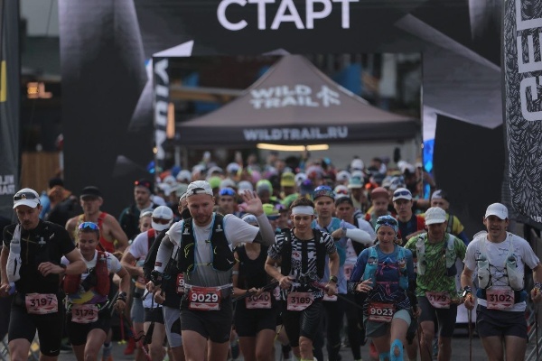 Т‑Банк Elbrus Wild Trail: названы победители горных трейлов.

На Эльбрусе успешно прошёл забег Т‑Банк Elbrus Wild Trail — масштабное событие объединило участников на восьми дистанциях разной сложности. Старт самой протяжённой и технически сложной трассы «Джантуган» (130 км) состоялся в полночь; утренние старты охватили остальные дистанции, в том числе доступную для начинающих трейлраннеров трассу «Баксан» протяжённостью 11 км.

По итогам соревнований определены лидеры в ключевых категориях. Абсолютным чемпионом на сложнейшей горной ультрадистанции 130 км стал Дмитрий Зюзин. Первой среди женщин на этой же дистанции финишировала Юлия Тимофеева.

В категории 35 км («Донгузорун») победу одержал Дмитрий Брегеда. В дисциплине «вертикальный километр» лучший результат показала Мария Резниченко — она преодолела дистанцию за 1 час 8 минут.

Т‑Банк Elbrus Wild Trail вновь подтвердил статус одного из ключевых событий в календаре горных трейлов: трассы в высокогорье позволили участникам испытать себя в уникальных природных условиях и оценить особую специфику бега в горах.