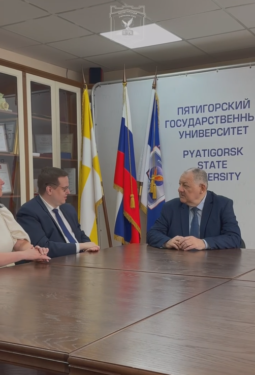 В ПГУ состоялась встреча ректора ПГУ, профессора А.П. Горбунова с ректором Государственного института русского языка имени А.С. Пушкина Н.В. Гусевым.

Стороны обсудили важные направления развития партнёрства:

расширение сети «Институт Пушкина»;

запуск и поддержку международных образовательных и научных проектов;

новые горизонты академического сотрудничества – стажировки, дополнительное образование, исследовательские инициативы.

Вместе вузы планируют строить открытое образовательное пространство, в центре которого – русский язык.