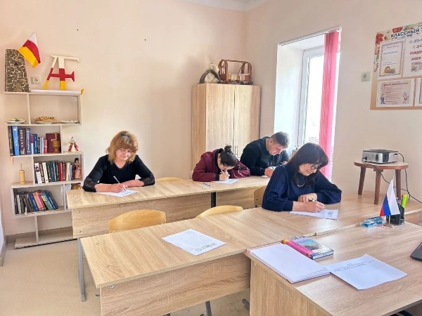 Глобальный диктант по осетинскому языку прошел в образовательных  учреждениях   Ирафского  района.

В целях развития и поддержки осетинского языка как одного из государственных языков Республики Северная Осетия–Алания, для усиления консолидирующей роли осетинского языка в сохранении единства и целостности  многонациональной Республики Северная Осетия - Алания, в рамках проведения мероприятий по празднованию Дня Осетинского языка и литературы был проведён глобальный  диктант по осетинскому языку 14 мая 2026 г.

В Глобальном диктанте по осетинскому языку в Ирафском муниципальном районе, приняли участие - 247 человек:
из них 155 - обучающиеся;
56 - педагогов СОШ;
20 - педагогов ДОУ;
16 - родители.