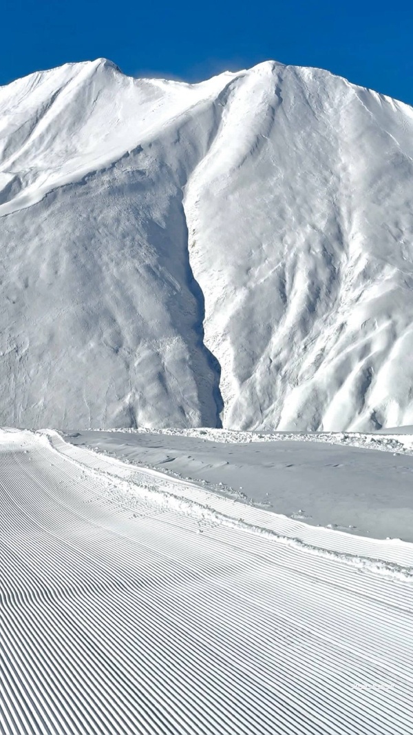 В "Мамисоне" на участке зелёной трассы 3А появилась учебная зона.

Здесь удобно начинать: привыкать к снаряжению, пробовать, чувствовать склон и никуда не спешить.

Для детей — безопасное и понятное пространство для уверенных первых шагов на снегу.