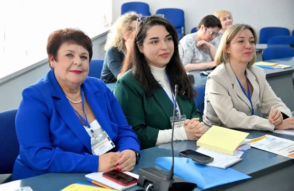 В ПГУ стартовали «Лемпертовские чтения – XXVIII».

14–15 мая в Пятигорском государственном университете проходят «Лемпертовские чтения – XXVIII» – научно-методический симпозиум с международным участием, объединяющий специалистов в области лингводидактики, научно-педагогических работников иностранных языков вузов и учителей образовательных организаций из разных регионов России.

Тема симпозиума в 2026 году посвящена изучению и обобщению передового опыта обучения иностранным языкам.

С приветственным словом к участникам обратился проректор по научной работе и развитию интеллектуального потенциала университета, профессор О.А. Алимурадов и советник ректора по научно-аналитической и редакционно-издательской политике, доцент З.А. Заврумов.

В рамках «Лемпертовских чтений» запланированы пленарные и секционные заседания, дискуссионные площадки.

Среди очных участников симпозиума в этом году 13 докторов наук, 19 кандидатов наук, 2 учителей. Среди них известные учёные: д.п.н., профессор З.Н. Никитенко, д.п.н., профессор Н.Д. Гальскова, д.п.н., профессор Н.Ф. Коряковцева, д.п.н., профессор П.В. Сысоев, д.п.н., профессор Г. В. Сороковых, д.п.н., доцент А.А. Колесников и главный редактор журнала «Иностранные языки в школе» И.П. Твердохлебова.

На протяжении многих лет симпозиум остаётся одной из значимых научно-образовательных площадок ПГУ, объединяющей профессиональное сообщество вокруг актуальных вопросов преподавания иностранных языков и развития гуманитарного образования.